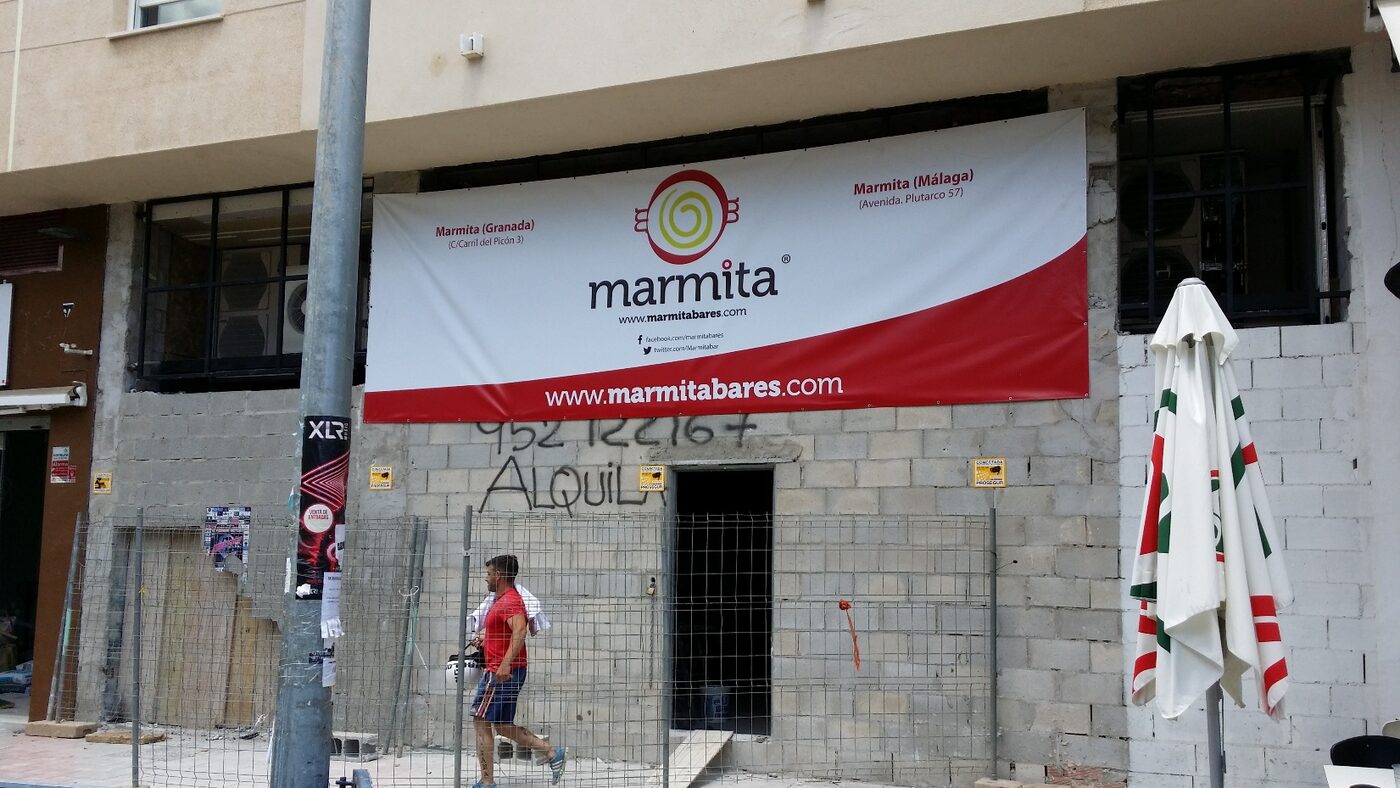 Local comercial en obra antes de la reforma, con la fachada aún sin terminar