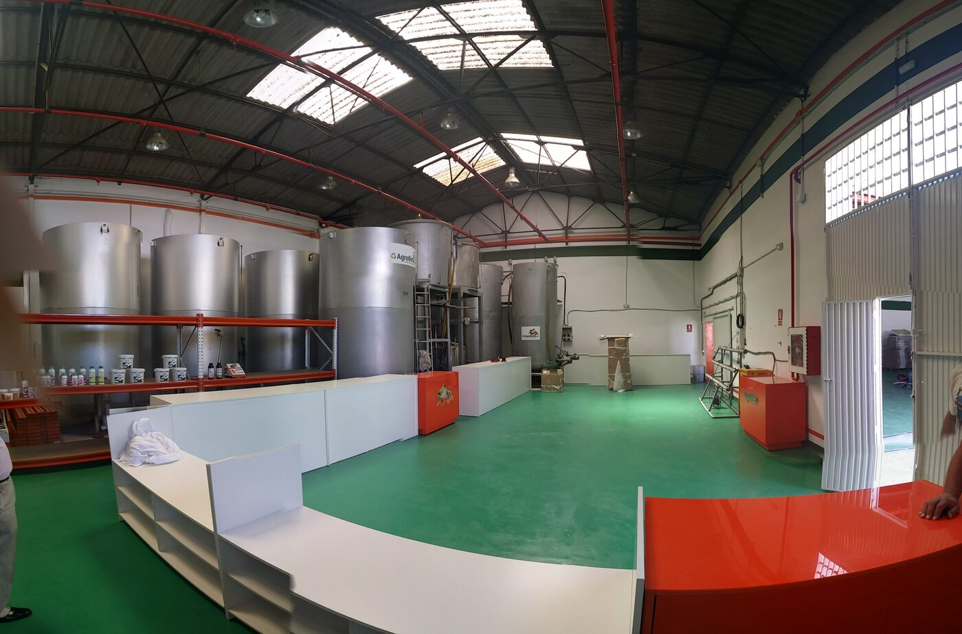 Nave industrial terminada con instalación de protección contra incendios, depósitos y suelo continuo