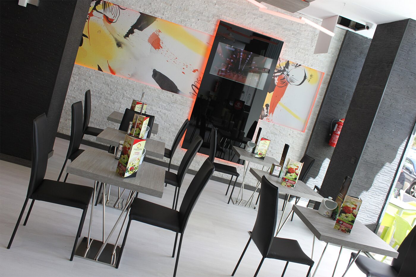 Sala de restaurante terminada con iluminación, climatización y mobiliario