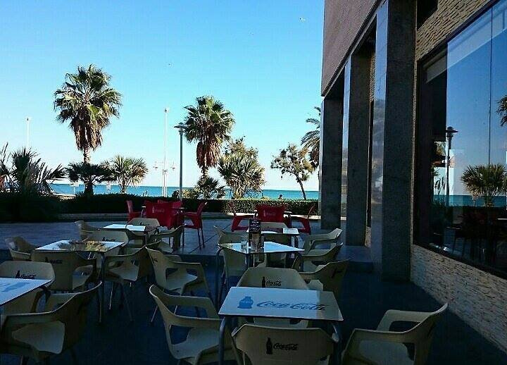 Terraza de establecimiento hostelero frente al mar